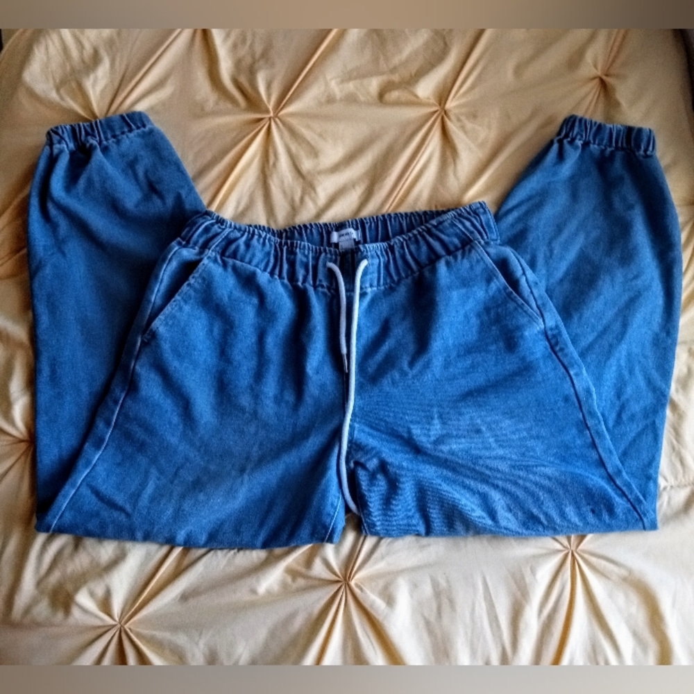 ⭐  Bundle 5 for 25 of anything marked with a star. Forever 21 Blue Jeans